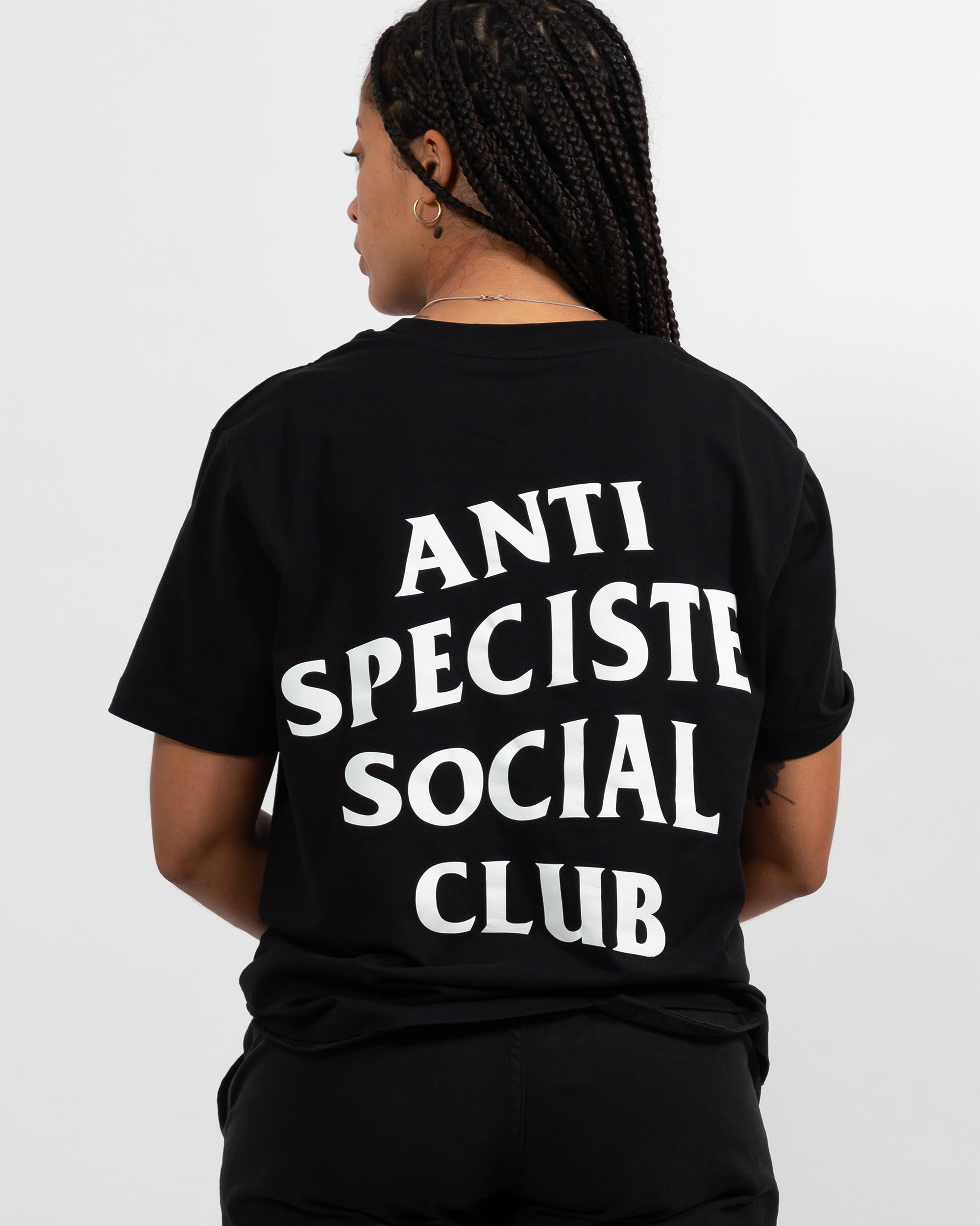 Tina porte notre modèle anti speciste social club en t-shirt noir