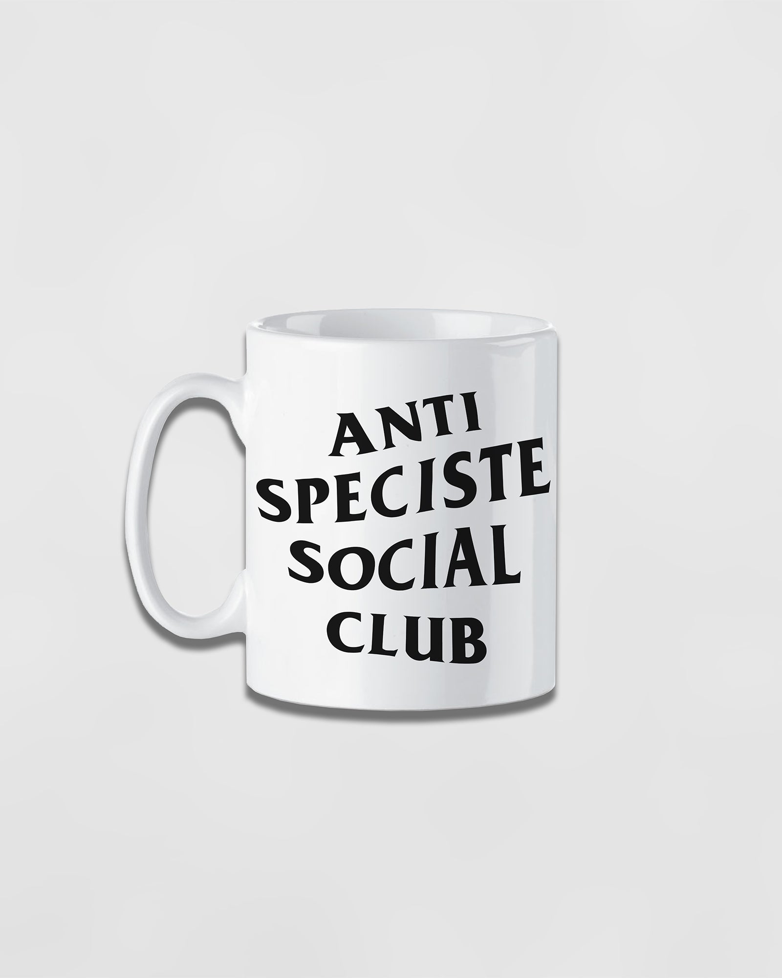 Mug blanc à anse avec la mention Anti Spéciste Social Club en noir.