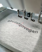 Détail de la broderie abcdefgovegan grise