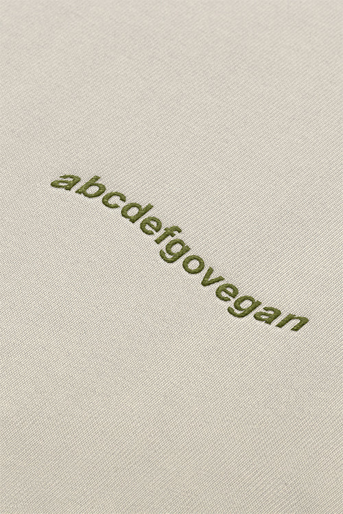 Détail de la broderie khaki abcdefgovegan.