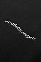 Détail de la broderie abcdefgovegan blanche