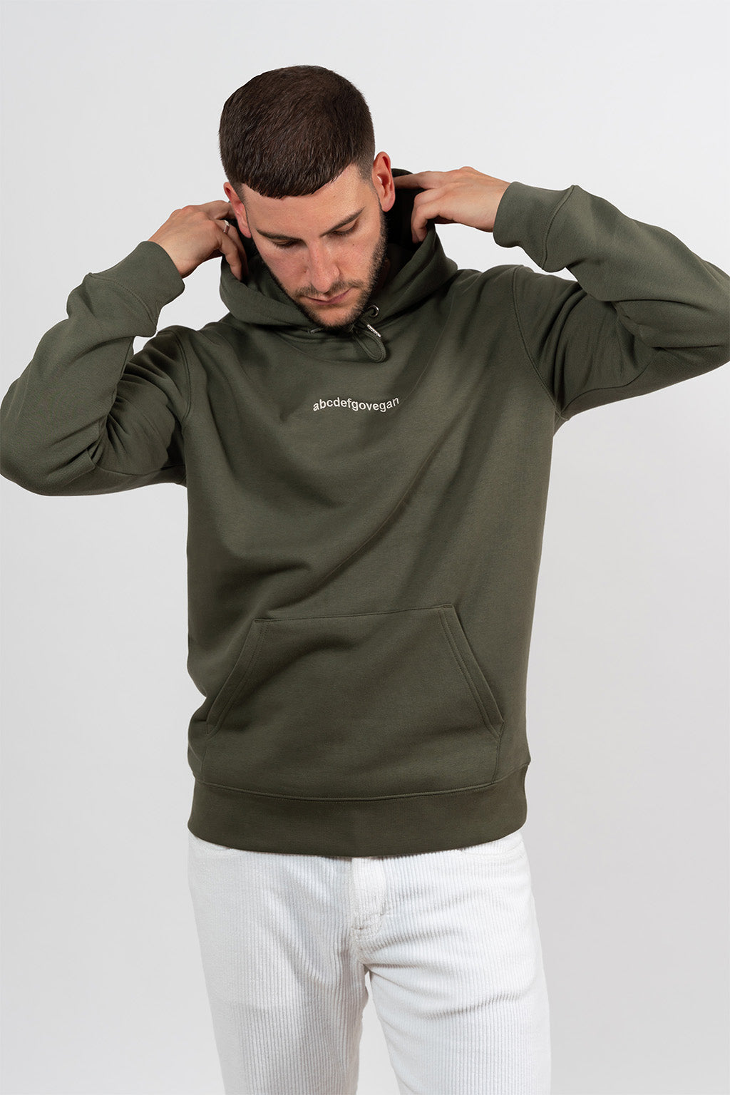  Mannequin homme portant un hoodie khaki avec une broderie blanche abcdefgovegan.