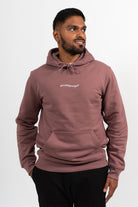 Mannequin homme portant un hoodie vieux rose avec une broderie blanche abcdefgovegan.