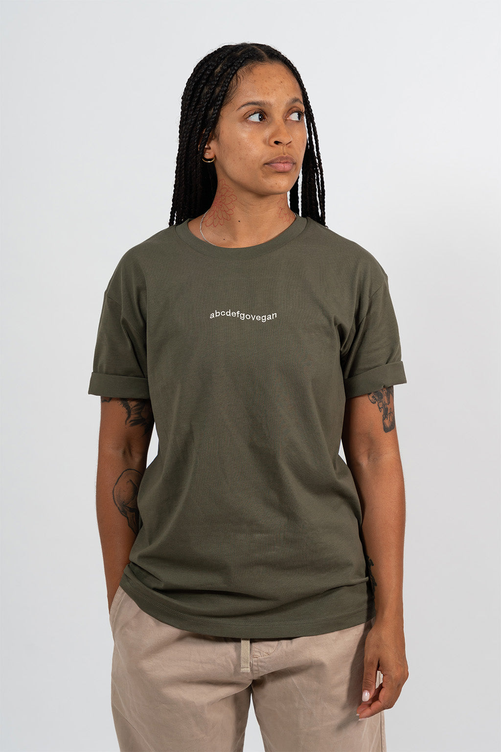 Mannequin femme portant un t-shirt khaki avec une broderie blanche abcdefgovegan.