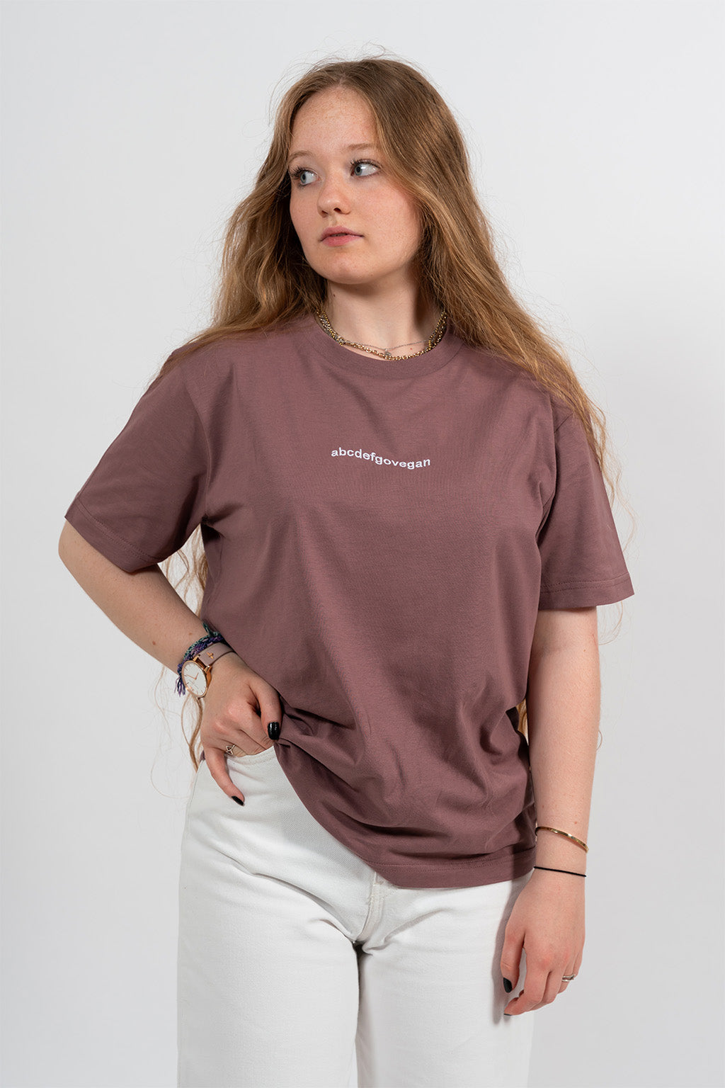 Mannequin femme portant un t-shirt vieux rose avec une broderie blanche abcdefgovegan.