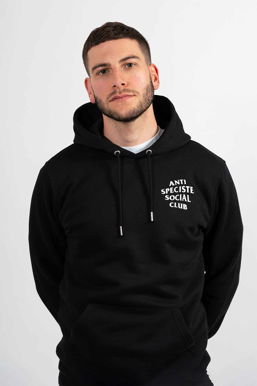 Mannequin homme portant un hoodie noir avec une sérigraphie blanche Anti Spéciste Social Club.