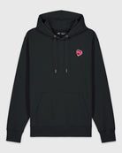 Hoodie noir avec une broderie fuchsia en forme de comprimé de B12 en coeur.