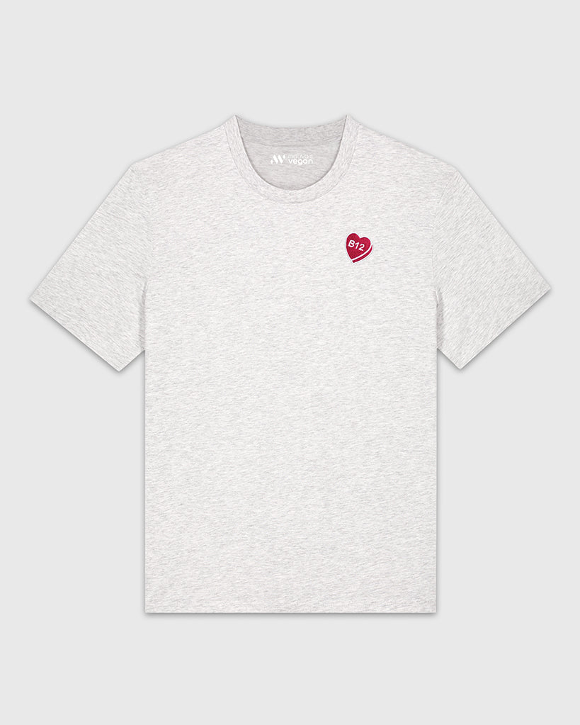 T-shirt gris clair chiné avec une broderie fuchsia en forme de comprimé de B12 en coeur.