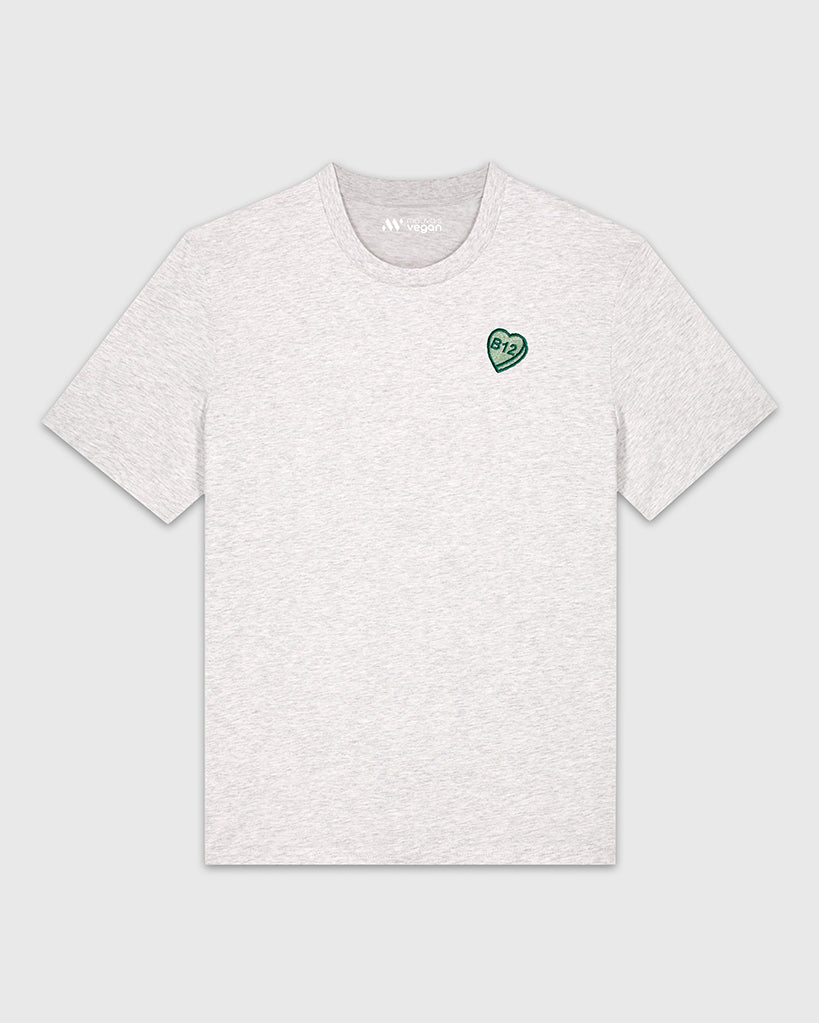 T-shirt gris clair chiné avec une broderie verte en forme de comprimé de B12 en coeur.