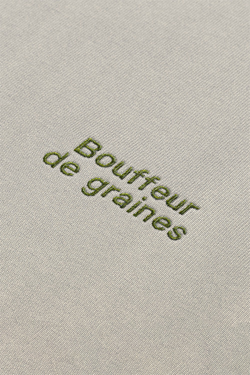 Détail de la broderie khaki Bouffeur de graines.