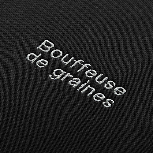 Détail de la broderie Bouffeuse de graines.