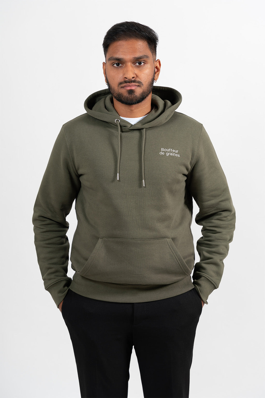 Mannequin homme portant un hoodie khaki avec une broderie beige Bouffeur de graines.