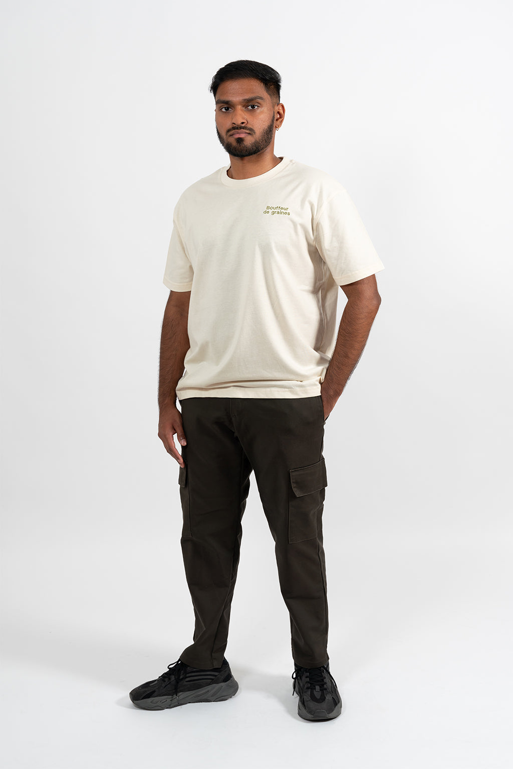 Mannequin homme portant un t-shirt beige avec une broderie khaki Bouffeur de graines.