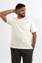 Mannequin homme portant un t-shirt beige avec une broderie khaki Bouffeur de graines.