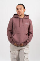 Mannequin femme portant un hoodie vieux rose avec une broderie blanche Bouffeuse de graines.