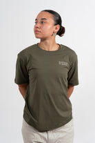 Mannequin femme portant un t-shirt khaki avec une broderie beige Bouffeuse de graines.