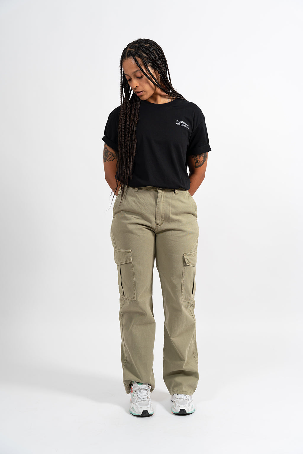 Mannequin femme portant un t-shirt noir avec une broderie blanche Bouffeuse de graines.