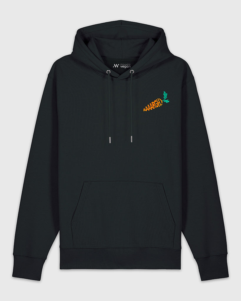 Hoodie noir avec une broderie orange et verte représentant l'onomatopée d’un cri formant une carotte.