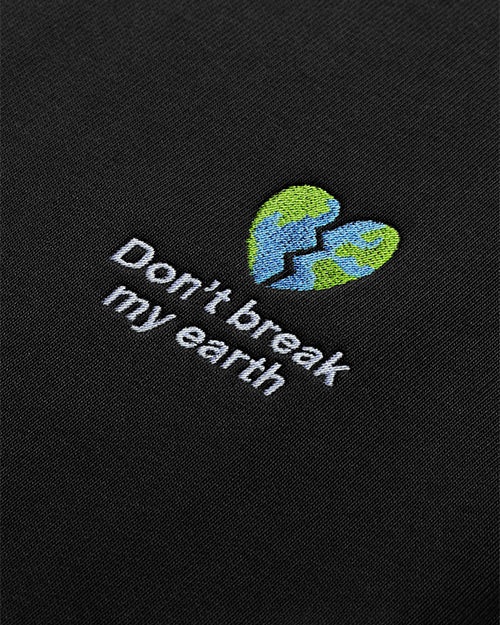 Détail de la broderie Don’t break my earth représentant une planète en forme de coeur brisé.