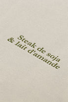 Détail de la broderie khaki Steak de soja et lait d’amande. 