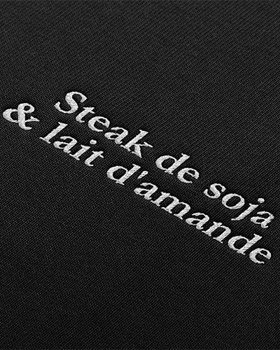 Détail de la broderie blanche Steak de soja et lait d’amande.