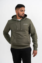 Mannequin homme portant un hoodie khaki avec une broderie beige Steak de soja et lait d’amande. 