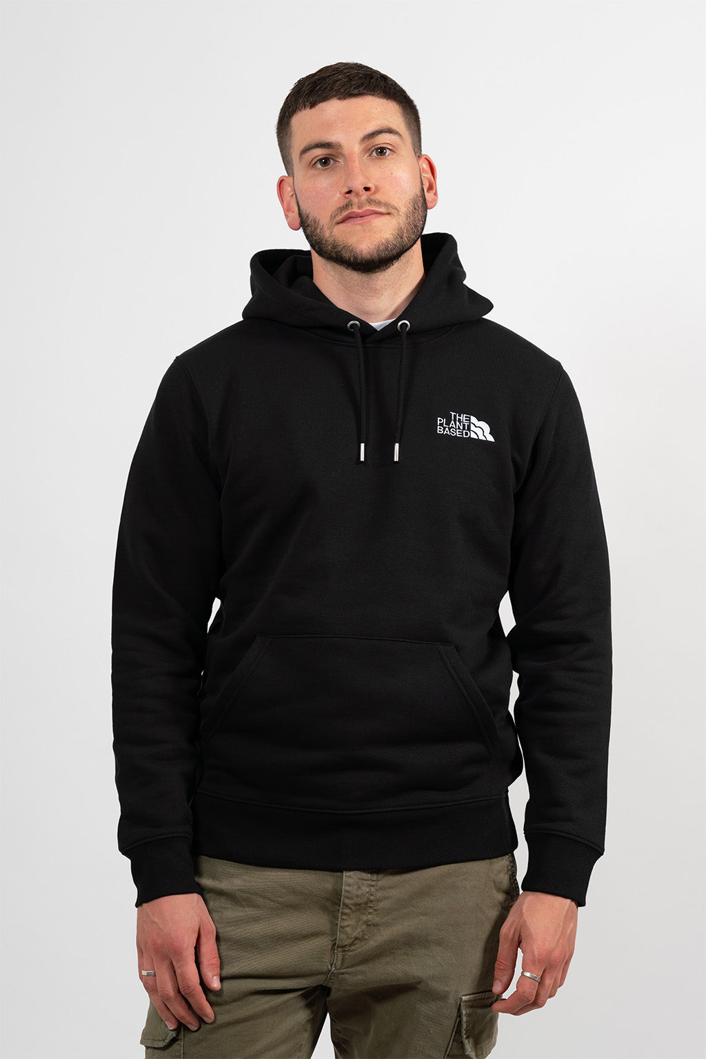 Mannequin homme portant un hoodie noir avec une broderie blanche The Plant Based.